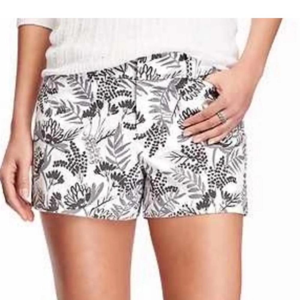 Old Navy Pixie Chino Shorts in a white and grey floral print. Sz  8 preppy